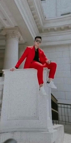 Chiều cao lên đến 1m84 nên những thiết kế quần ống đứng càng làm rõ thêm đôi chân dài của nam cầu thủ.