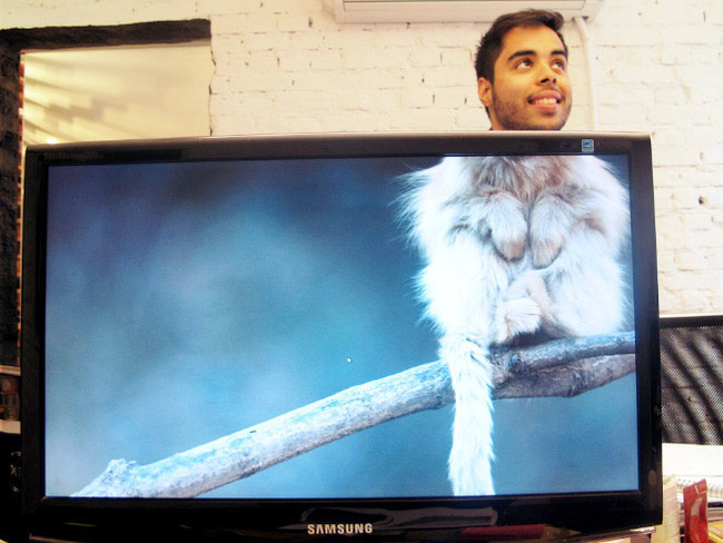 Dù giãn cách xã hội nhưng gương mặt lúc nào cũng phải tươi cười.