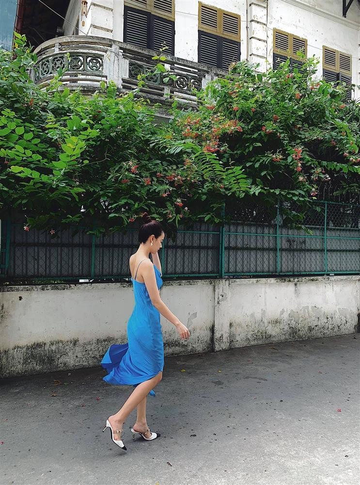 Tuy nhiên mới đây trên trang cá nhân, nàng hot girl đời đầu này đã đăng tải loạt ảnh Sài Gòn vắng tanh những ngày giãn cách. Cô cũng không quên cho bản thân lên sóng.