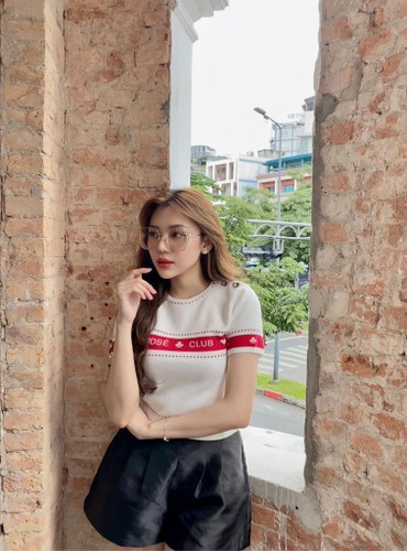 Đoan Tâm là "tín đồ" hàng hiệu, nhiều lần khoe ảnh "đập hộp" những món đồ xa xỉ. Nàng hot girl đam mê túi xách, ưa chuộng các thương hiệu đắt đỏ như Dior, Louis Vuitton, Gucci...