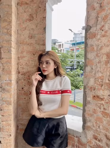 Đoan Tâm là "tín đồ" hàng hiệu, nhiều lần khoe ảnh "đập hộp" những món đồ xa xỉ. Nàng hot girl đam mê túi xách, ưa chuộng các thương hiệu đắt đỏ như Dior, Louis Vuitton, Gucci...