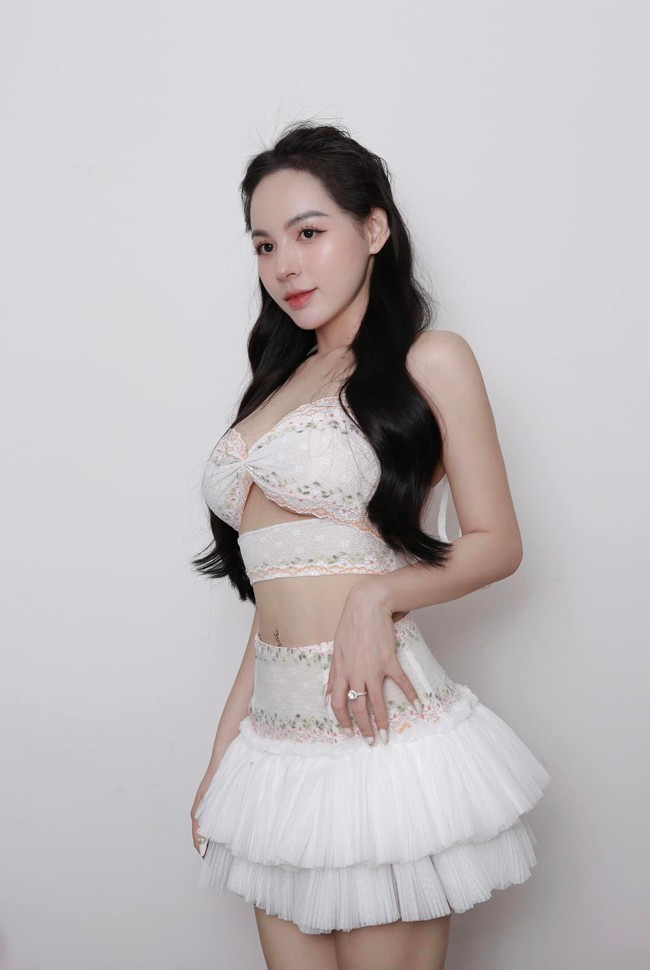 Mỹ Duyên chỉ cao vỏn vẹn 1m58 nhưng nhờ thân hình cân đối, cô vẫn quyến rũ và nóng bỏng trong mọi khung hình.