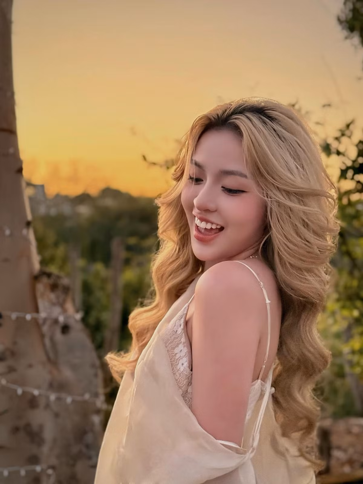 Bênh vực con dâu, mẹ chồng nàng hot girl khẳng định: "Phụ nữ giữ tiền là còn, đàn ông giữ tiền là hư. Phải đưa hết cho con dâu".