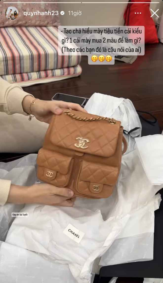 Khi thấy Quỳnh Anh mua 2 chiếc túi cùng kiểu nhưng khác màu, bà Tuyết - mẹ cô nàng phải thốt lên phàn nàn không hiểu con gái tiêu tiền kiểu gì.