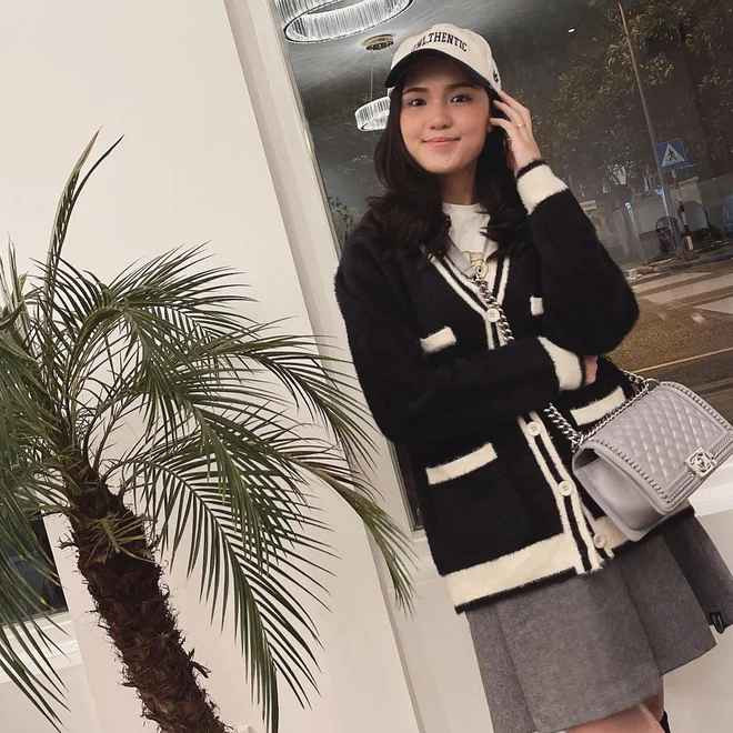 Chị em Quỳnh Anh - Huyền Mi cũng có những chiếc túi hiệu giống nhau