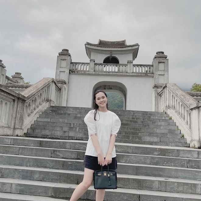 Trước đây, vợ Đỗ Duy Mạnh từng thể hiện niềm đam mê túi xách khi đăng ảnh với 2 chiếc Hermes Constance, 2 chiếc Hermes Birkin,... y hệt nhau.