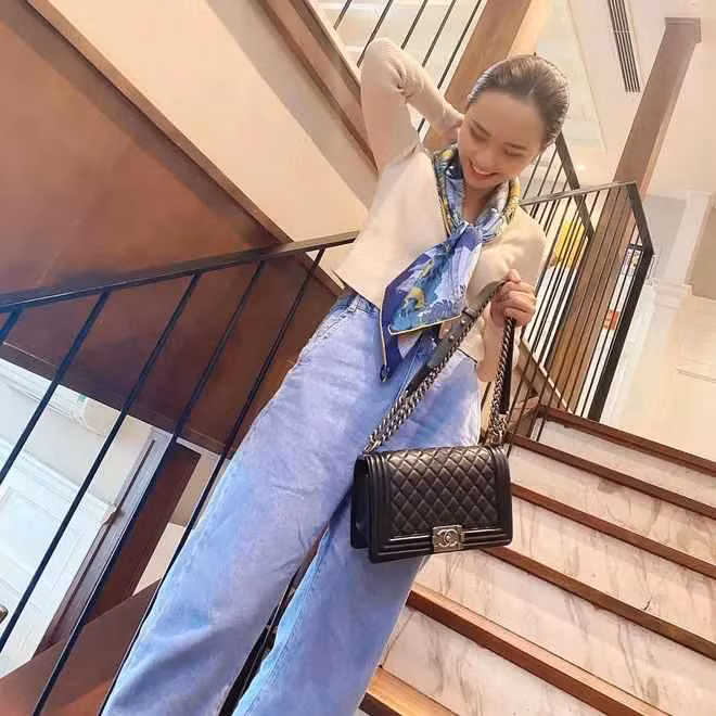 Không chỉ Quỳnh Anh mà chị gái cô - Huyền Mi cũng là tay chơi túi hiệu có tiếng vì vậy hai chị em cũng thường xuyên "đụng hàng".