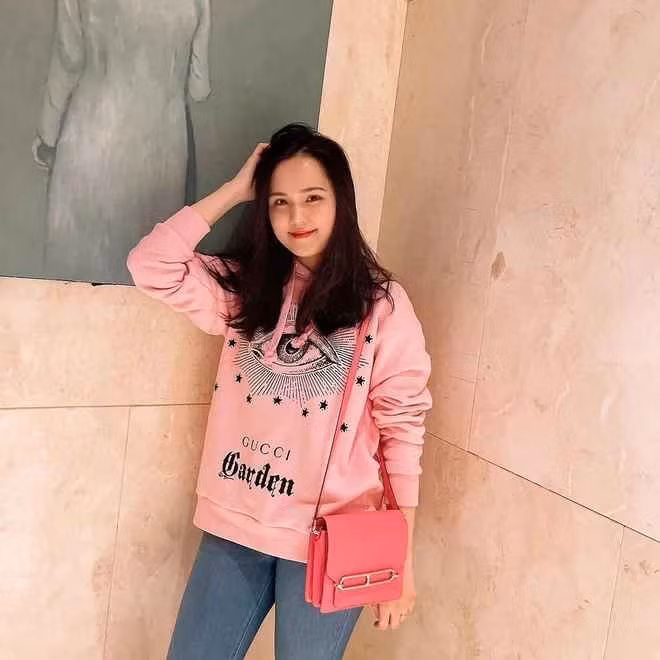 Sau 2 năm kể từ khi hạ sinh quý tử đầu lòng, bà xã của cầu thủ Duy Mạnh đã dần lấy lại được vóc dáng, nhan sắc cũng ngày càng thăng hạng.