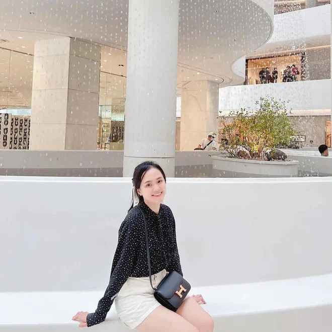 Thực ra đây không phải là lần đầu tiên Quỳnh Anh mua 2 chiếc túi cùng kiểu dáng, chỉ khác màu.