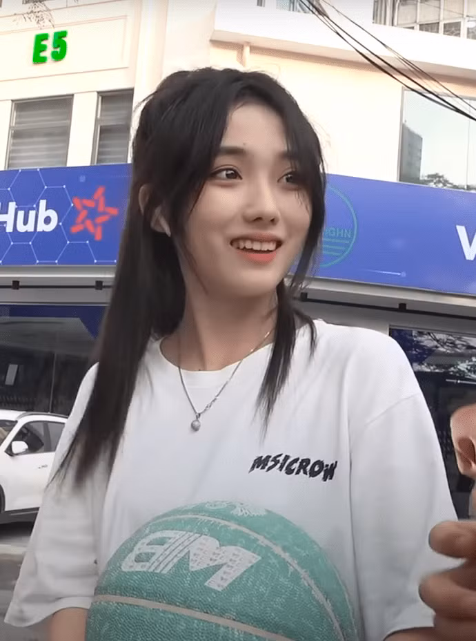 Nhờ nhan sắc trong trẻo nổi bật cùng khả năng ngoại ngữ khá, Hoài Thu tự hào là Đại sứ ULIS 2021 tại ngôi trường đang theo học.