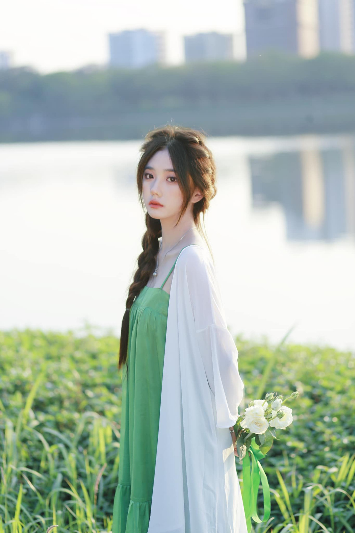 Hoài Thu chia sẻ: "Sau khi nhận được sự chú ý từ đông đảo mọi người thì thật sự mình khá bất ngờ, ban đầu mình hơi hoảng và đã phải tắt hết thông báo trên mọi nền tảng, bạn bè và người thân cũng gọi điện cho mình khá nhiều".