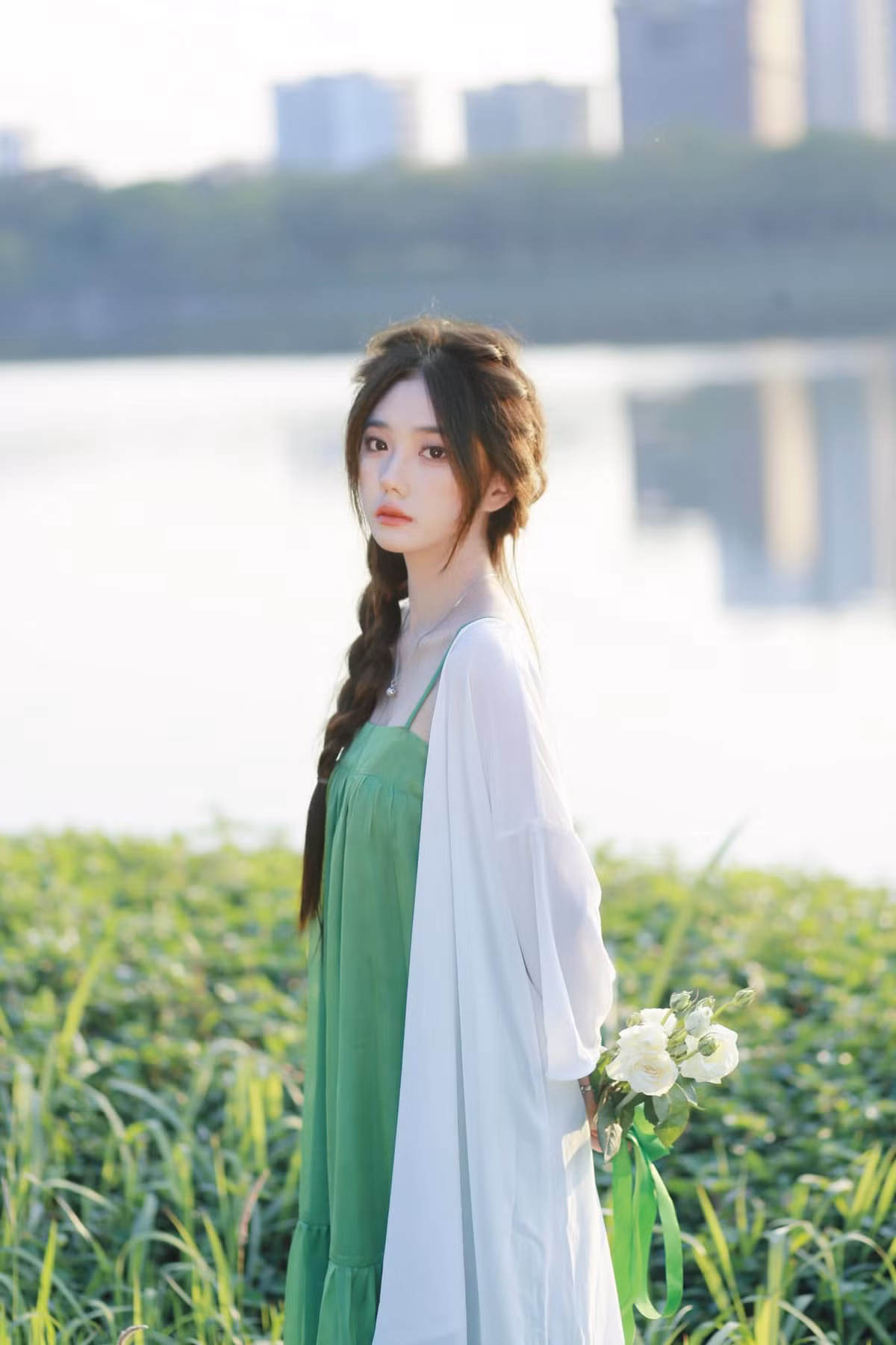 Hoài Thu chia sẻ: "Sau khi nhận được sự chú ý từ đông đảo mọi người thì thật sự mình khá bất ngờ, ban đầu mình hơi hoảng và đã phải tắt hết thông báo trên mọi nền tảng, bạn bè và người thân cũng gọi điện cho mình khá nhiều".