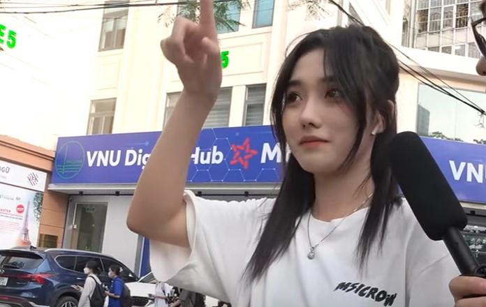 Ngoài ra, gương mặt xinh xắn, thanh thoát sống mũi cao như hot girl Trung Quốc của cô cũng nhanh chóng gây bão mạng xã hội.