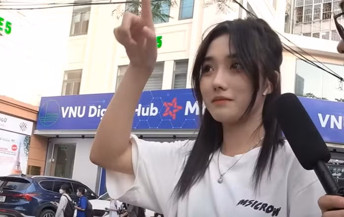 Ngoài ra, gương mặt xinh xắn, thanh thoát sống mũi cao như hot girl Trung Quốc của cô cũng nhanh chóng gây bão mạng xã hội.