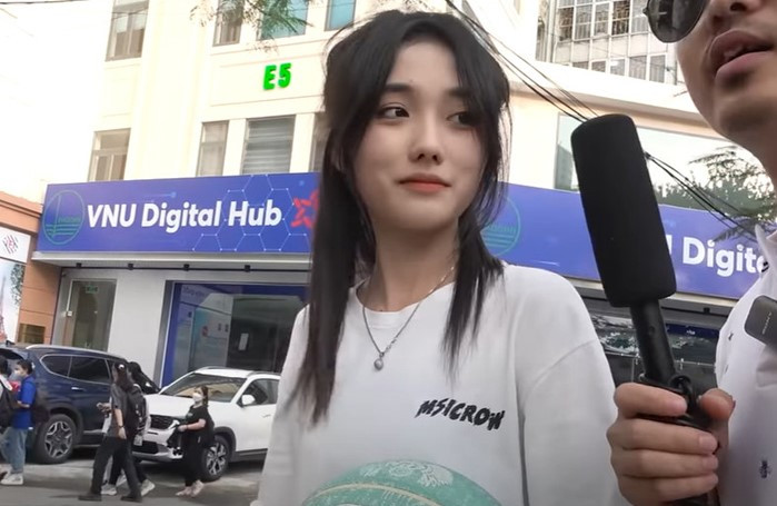 Cụ thể trong đoạn clip, YouTuber L. thử thách người chơi dù được hỏi bất cứ câu gì cũng không được đáp lại bằng lời nói. Trước yêu cầu đó, khác với nhiều người qua đường chọn cách im lặng hoặc nhịn cười, cô bạn hot girl này lại gây ấn tượng khi sử dụng các cử chỉ và ngôn ngữ cơ thể linh hoạt để trả lời các câu hỏi như học ngành gì, hay tên gì,...