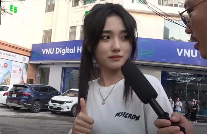 Ngay lập tức, danh tính của cô gái này đã được tìm ra. Đó là Hoài Thu (sinh năm 2002), hiện đang theo học chương trình đào tạo liên kết quốc tế ngành Kinh tế Tài chính tại Đại học Ngoại ngữ - Đại học quốc gia Hà Nội.