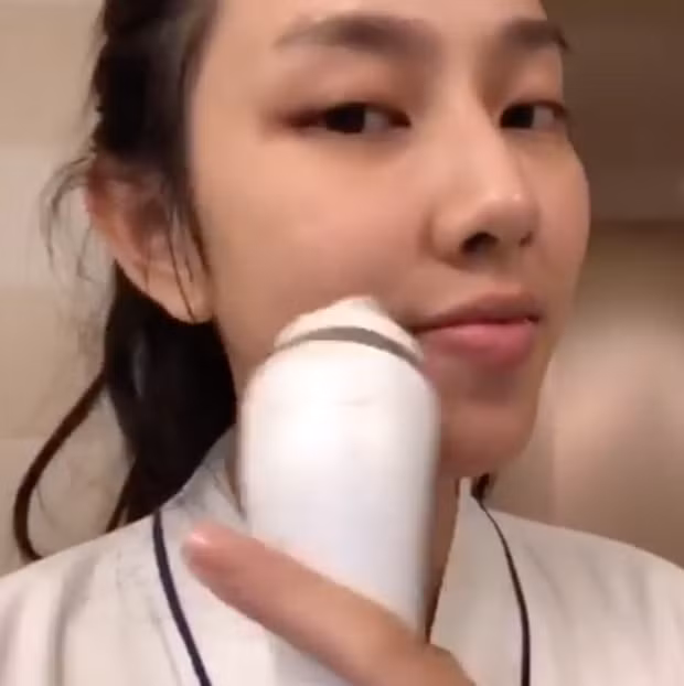 Thậm chí, nhiều netizen còn cho rằng hoa hậu hay một cô gái bình thường không vì một chút thâm mụn mà đánh mất khí chất.