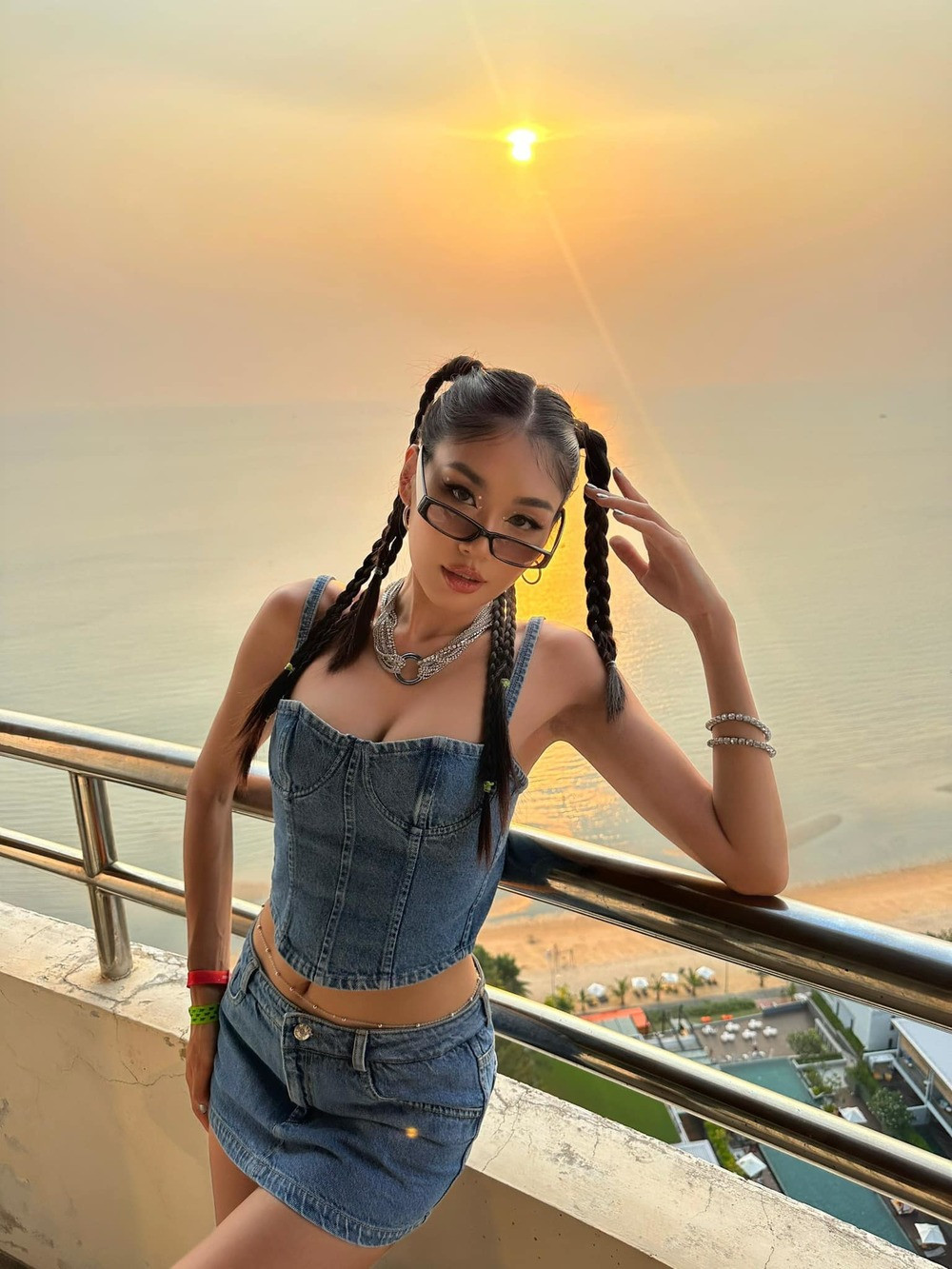 Á hậu 1 Hoa hậu Hoàn vũ Việt Nam 2022 khoe thời trang sành điệu.