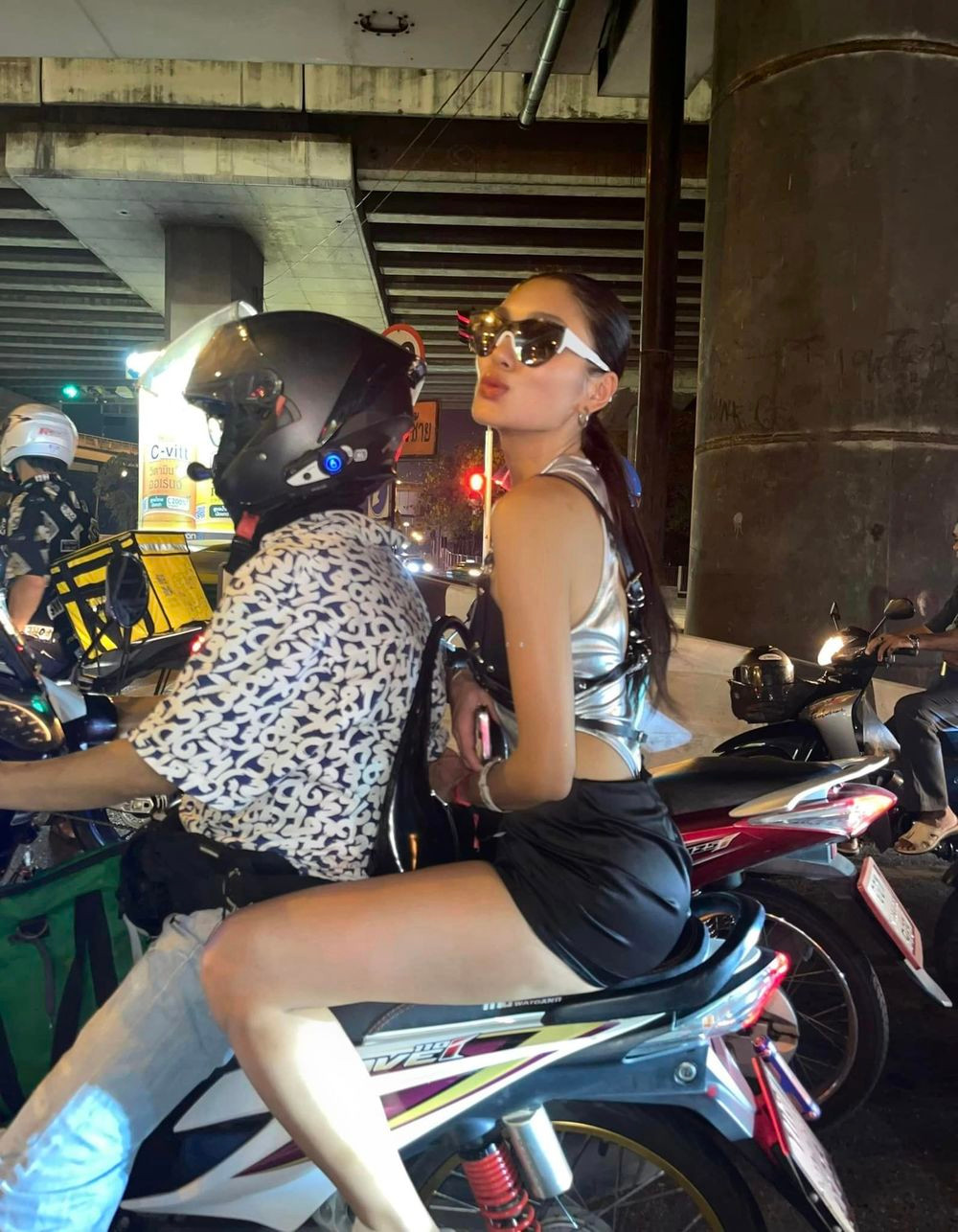 Phong cách thời trang quyến rũ, thời thượng lại high-fashion của người đẹp sinh năm 1994 khiến nhiều fan xuýt xoa.