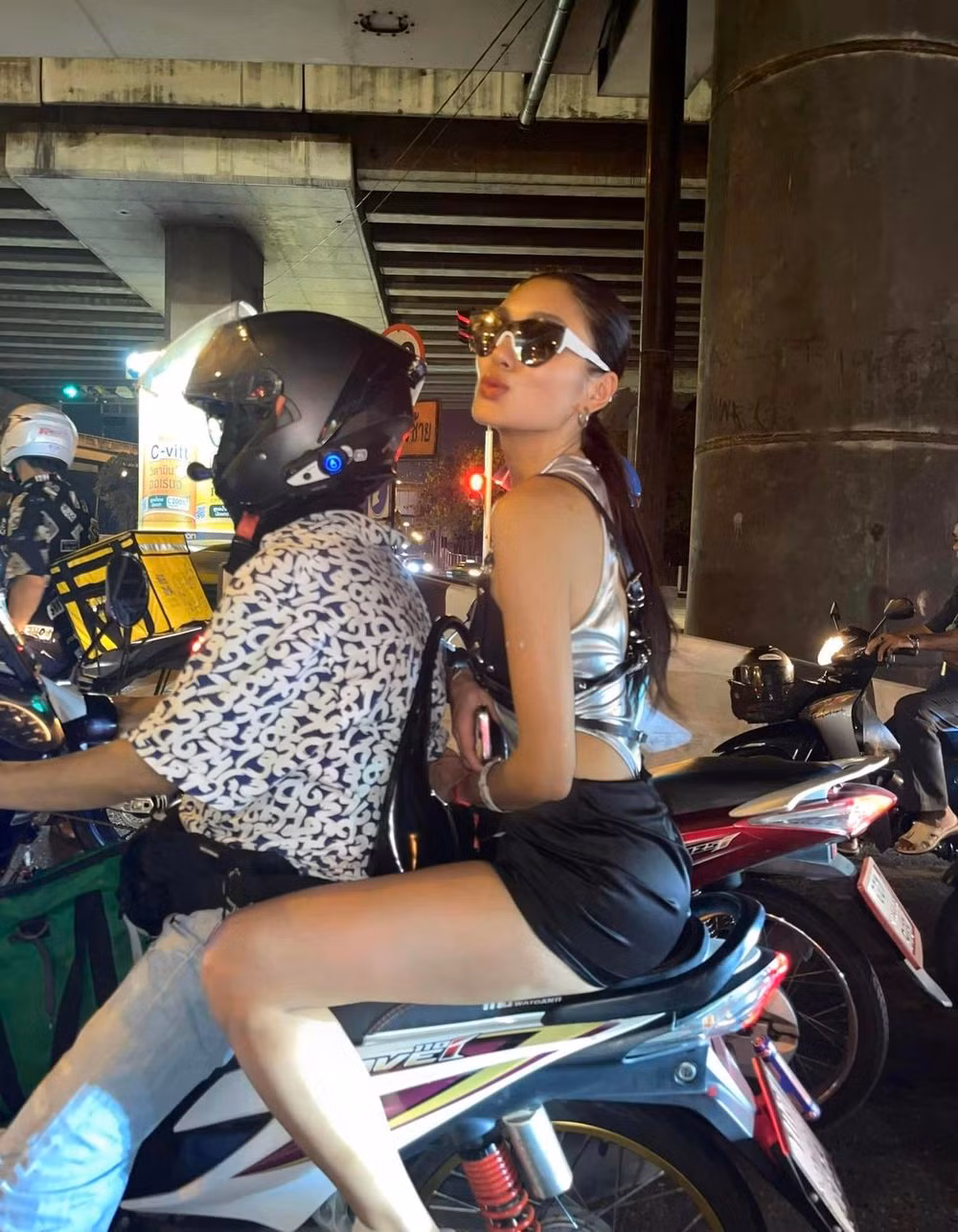 Phong cách thời trang quyến rũ, thời thượng lại high-fashion của người đẹp sinh năm 1994 khiến nhiều fan xuýt xoa.