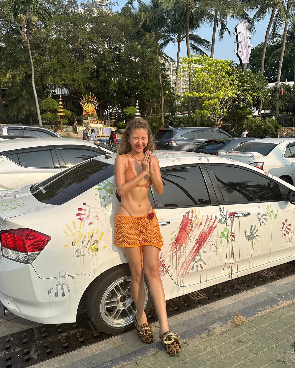 Quỳnh Anh Shyn gợi cảm hết cỡ khi mặc đồ bơi kết hợp với váy lưới khi xuống phố Thái Lan.