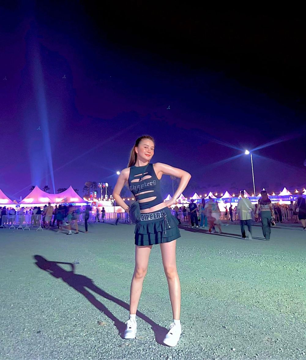 Thiều Bảo Trang chọn thời trang thể thao, nhấn nhá với những đường cắt xẻ.