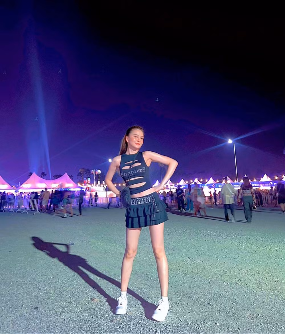 Thiều Bảo Trang chọn thời trang thể thao, nhấn nhá với những đường cắt xẻ.