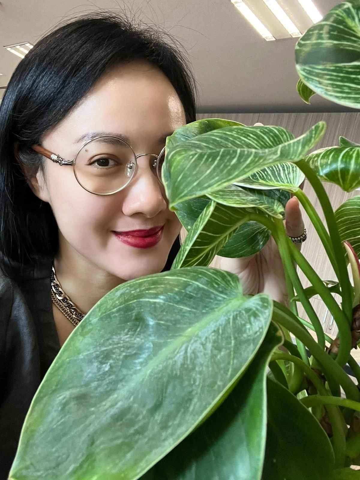 Ngoài ra, nữ biên tập viên từng cho biết bối cảnh quay phim chủ yếu ở Cần Thơ nên buổi tối là cô thường bắt xe từ TP HCM xuống để quay.