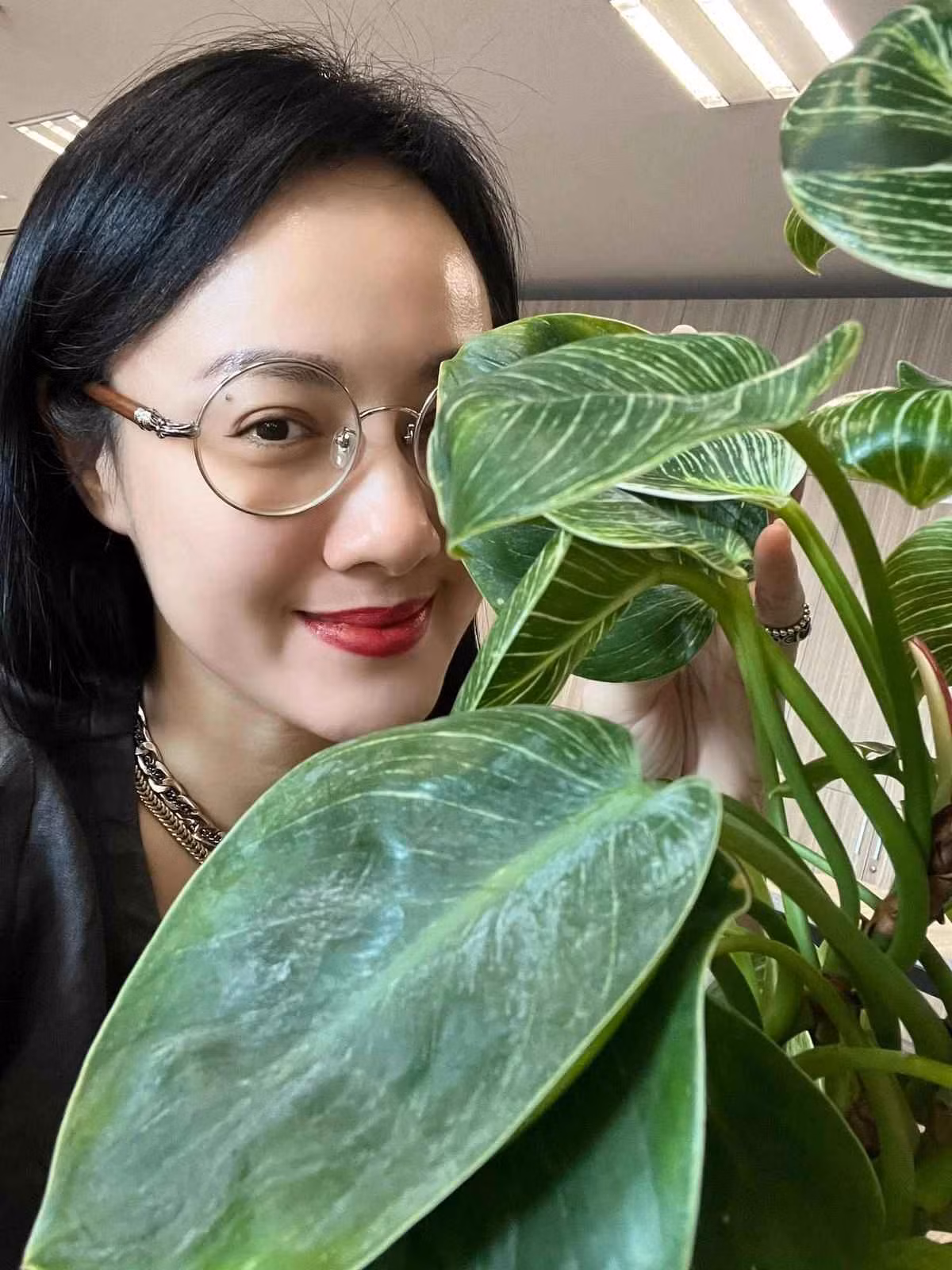 Ngoài ra, nữ biên tập viên từng cho biết bối cảnh quay phim chủ yếu ở Cần Thơ nên buổi tối là cô thường bắt xe từ TP HCM xuống để quay.