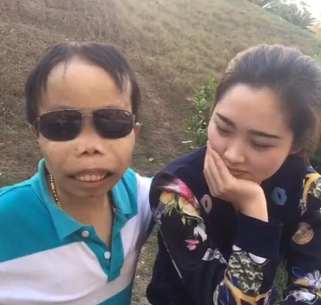 Không chỉ vậy, thiếu gia Trần Sơn còn gây chú ý khi liên tục xuất hiện bên các người đẹp mà anh chàng nhận là bạn gái.