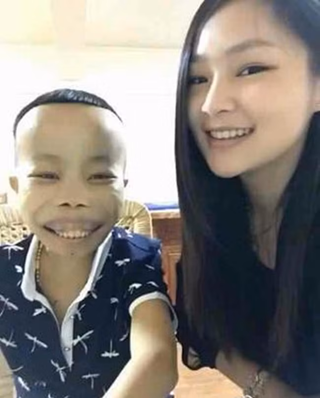 Bất chấp quá khứ có phần tai tiếng của Trần Sơn, Yến Mai vẫn đem lòng yêu mến và ở bên động viên anh.