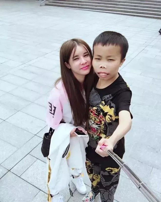 Dẫu vậy, nhờ chút danh tiếng còn sót lại, "Đại gia xấu nhất Trung Quốc" Trần Sơn vẫn gắn bó với nghiệp livestream và thu về một lượng khán giả nhất định.