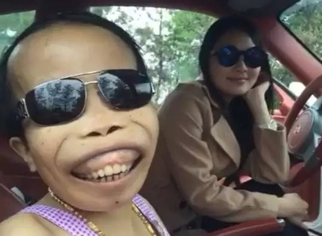 Hóa ra Trần Sơn sinh ra trong một gia đình nghèo khó, những món đồ sang chảnh anh chàng khoe trên MXH đều là hàng giả, hàng đi mượn và bạn gái xinh đẹp gì đó thực chất cũng chỉ là chiêu trò để cùng kiếm fame.