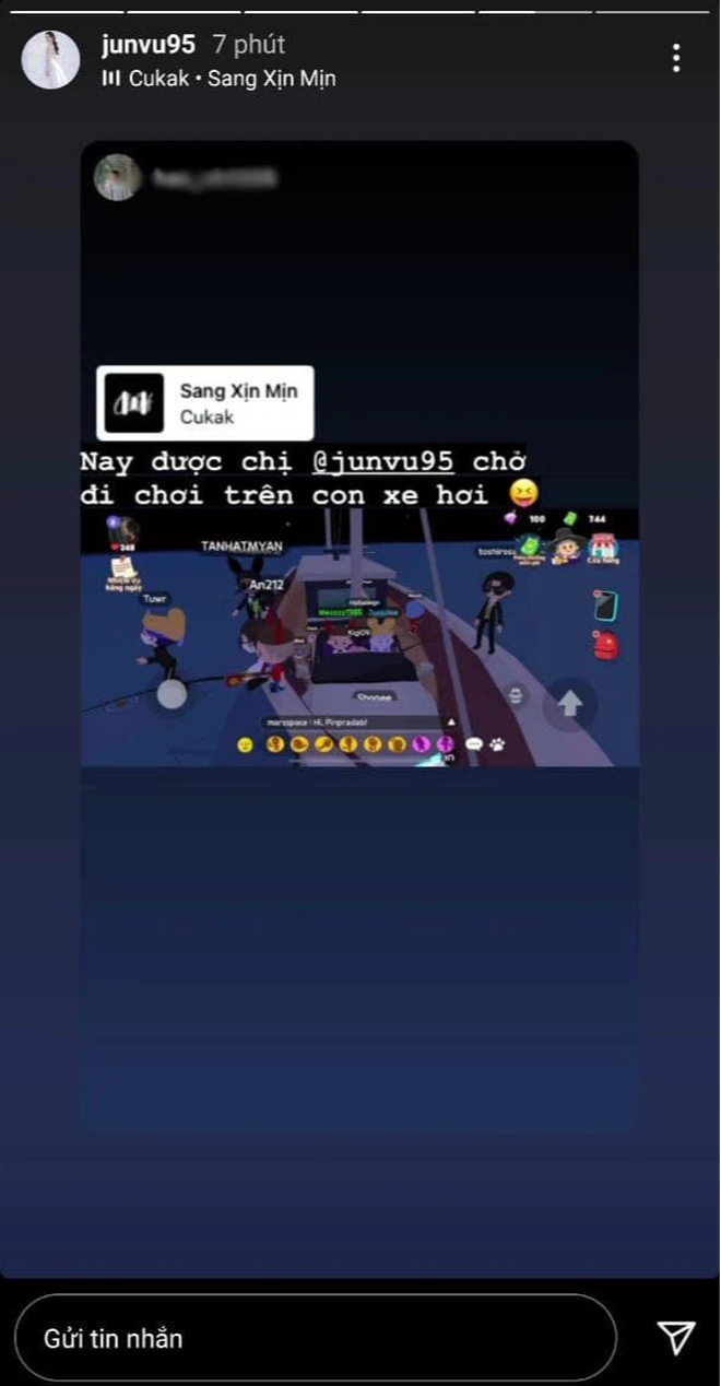 Jun Vũ cũng khoe chiếc xe hơi "xịn sò", cô được mọi người tặng nhân dịp tham gia tựa game mới.