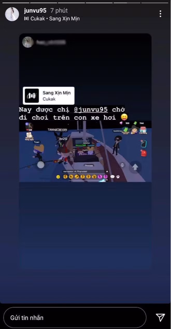 Jun Vũ cũng khoe chiếc xe hơi "xịn sò", cô được mọi người tặng nhân dịp tham gia tựa game mới.