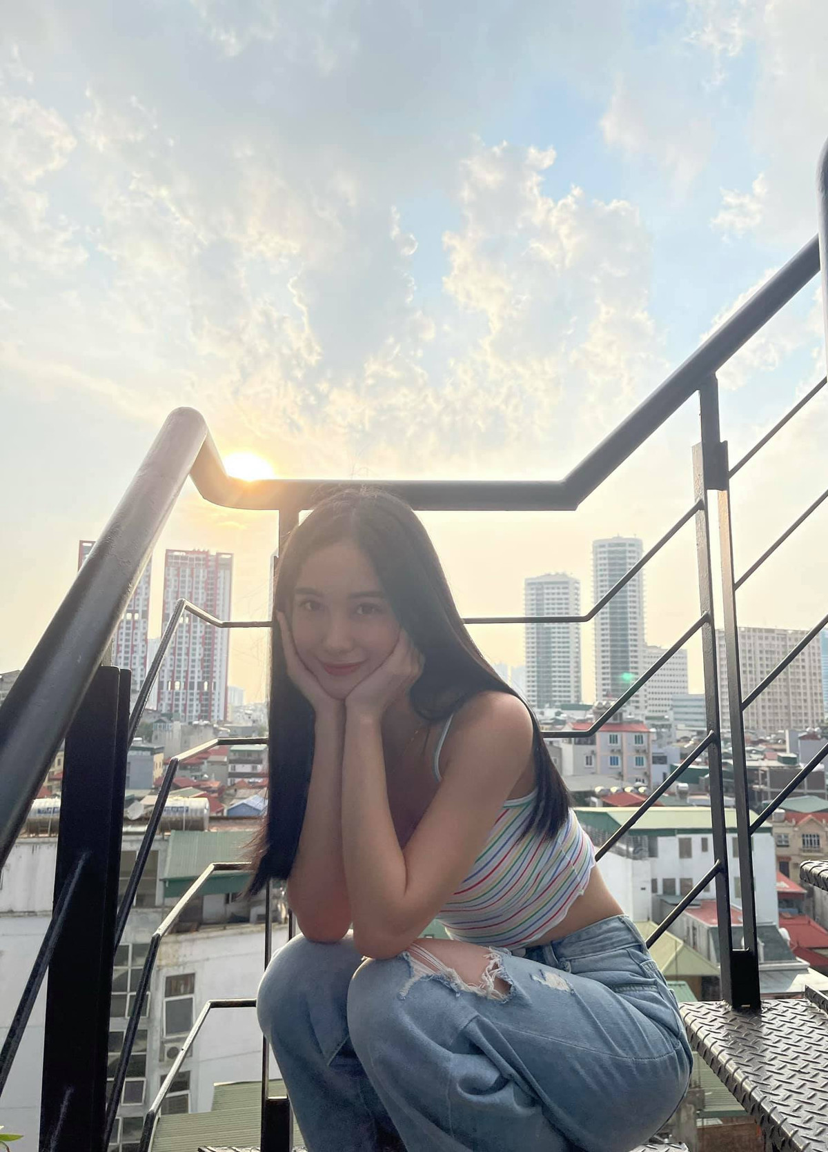 Nhiệm vụ của bạn sẽ là sinh hoạt, ăn uống, làm việc, kiếm tiền… giống như ngoài đời thực.