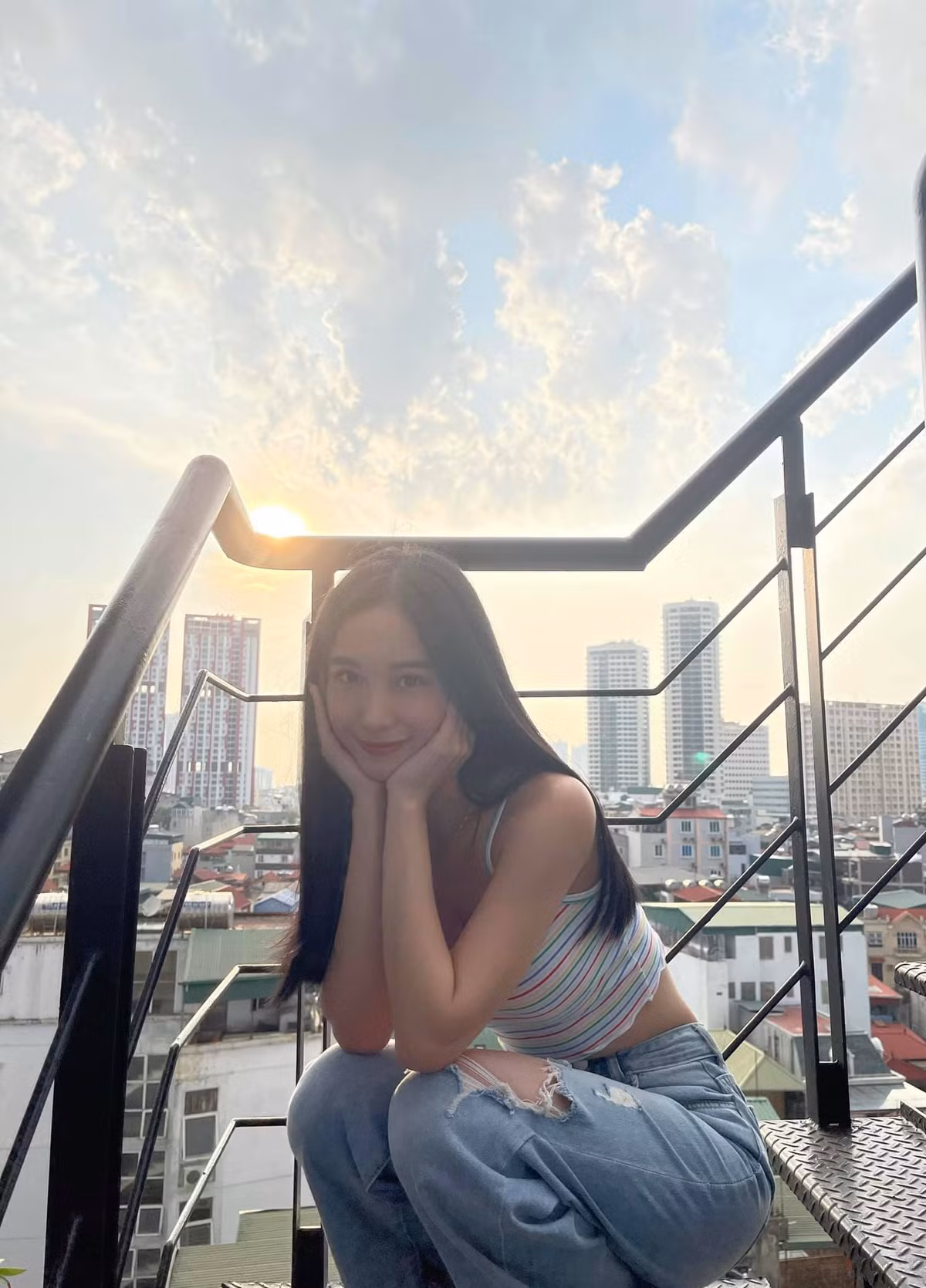 Nhiệm vụ của bạn sẽ là sinh hoạt, ăn uống, làm việc, kiếm tiền… giống như ngoài đời thực.