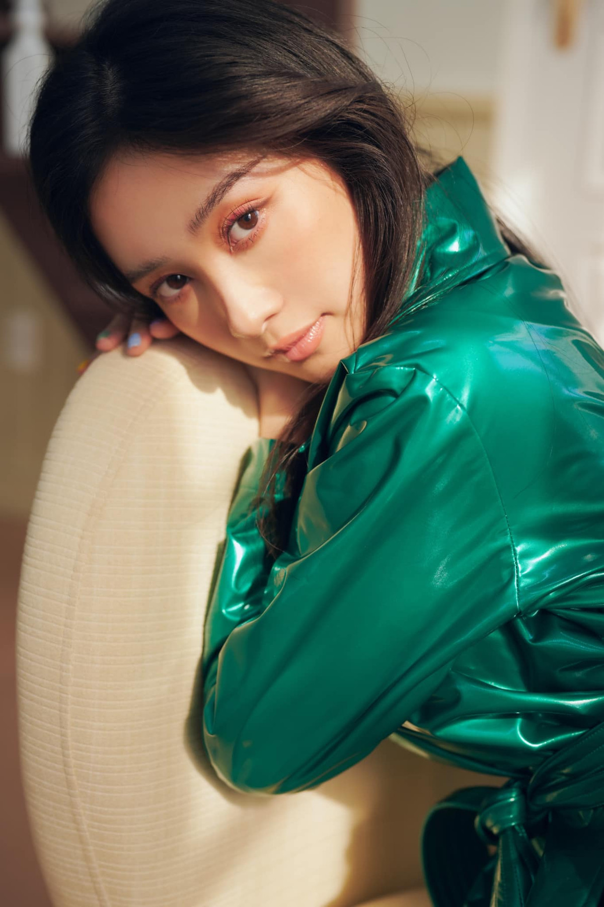 Giải thích thêm về trò chơi Play Together là một tựa game phiêu lưu, khám phá theo hình thức kiếm tiền và nâng cấp chất lượng cuộc sống trong trò chơi như mua quần áo, nhà cửa hay xe cộ.