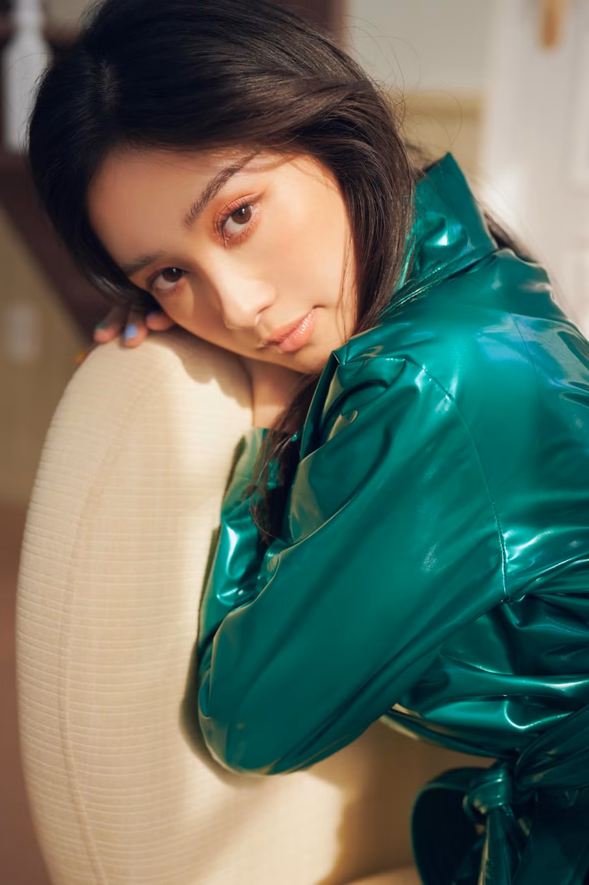 Giải thích thêm về trò chơi Play Together là một tựa game phiêu lưu, khám phá theo hình thức kiếm tiền và nâng cấp chất lượng cuộc sống trong trò chơi như mua quần áo, nhà cửa hay xe cộ.