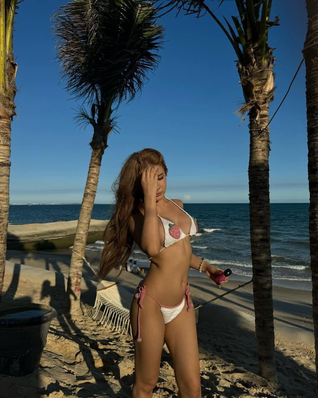 Điểm đáng chú ý không chỉ có hình thể, hot TikToker còn khoe luôn làn da "một nắng" thay vì trắng tinh tươm khi lên ảnh Facebook.