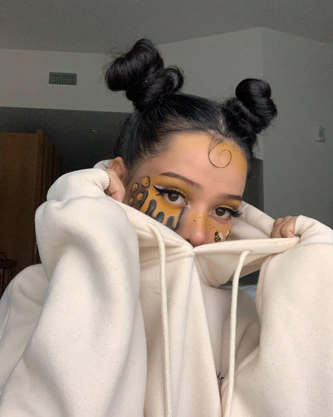 Bella Poarch cũng là một trong những người người tạo ra xu hướng và âm thanh hàng đầu TikTok.