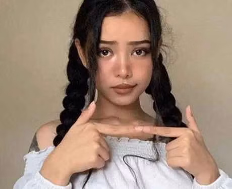 Bắt đầu từ tháng 1/2020, Bella Poarch tại tài khoản TikTok và đăng tải những nội dung có chủ đề gaming và cosplay.