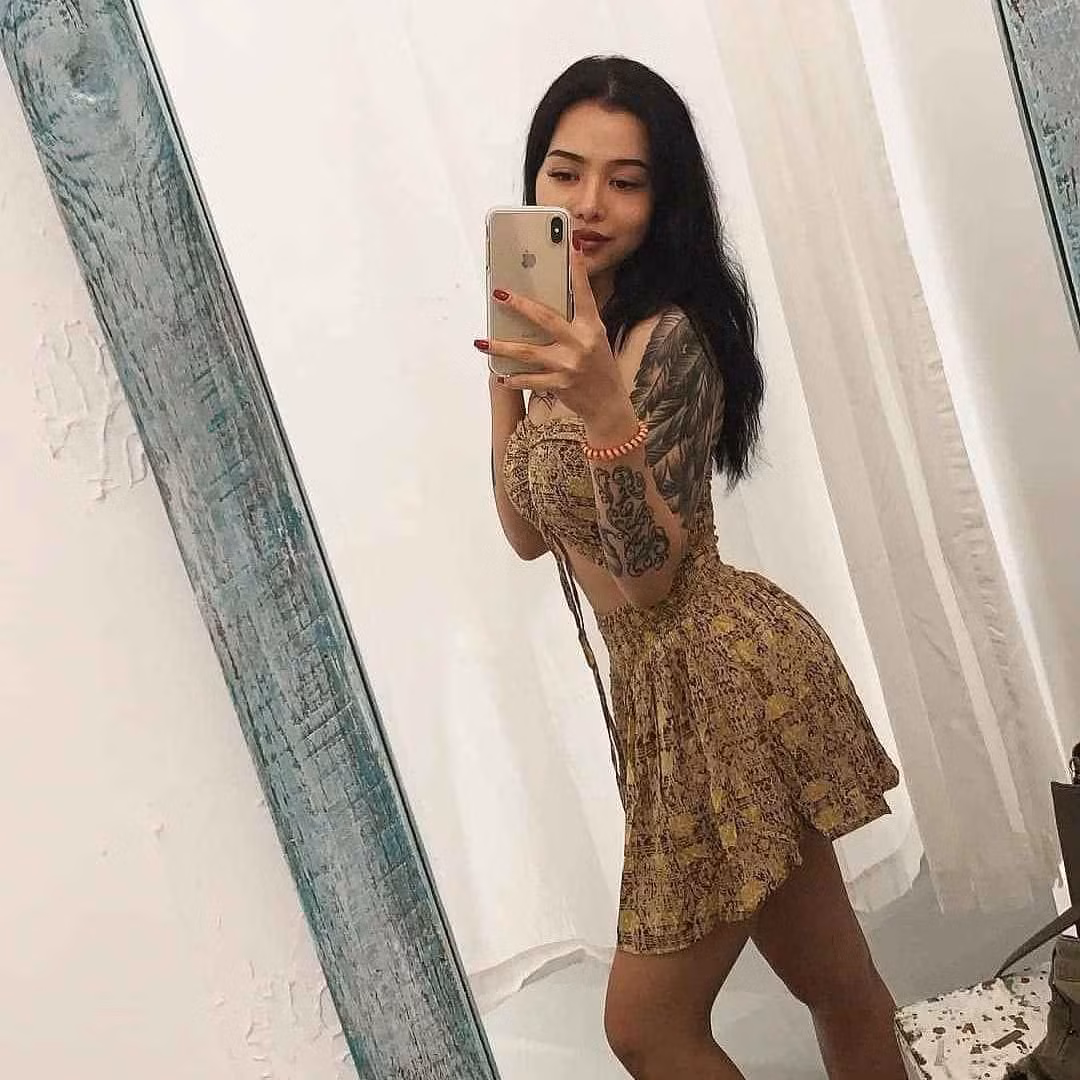 Sau thành công từ nền tảng TikTok, Bella mở kênh YouTube cùng trang Twitter và lấn sân làm ca sĩ với ca khúc quen thuộc Build a Bitch.