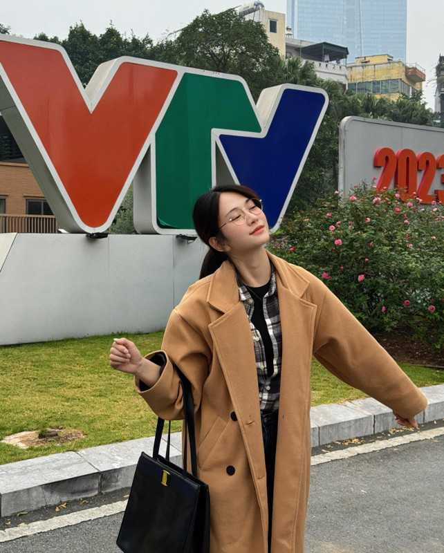 Ngoài lúc đi làm, Lê Bống vẫn diện những trang phục trẻ trung, năng động và có phần màu sắc hơn như áo crop top, sơ mi, quần ống rộng nhưng vẫn kín đáo, không quá hở hang.