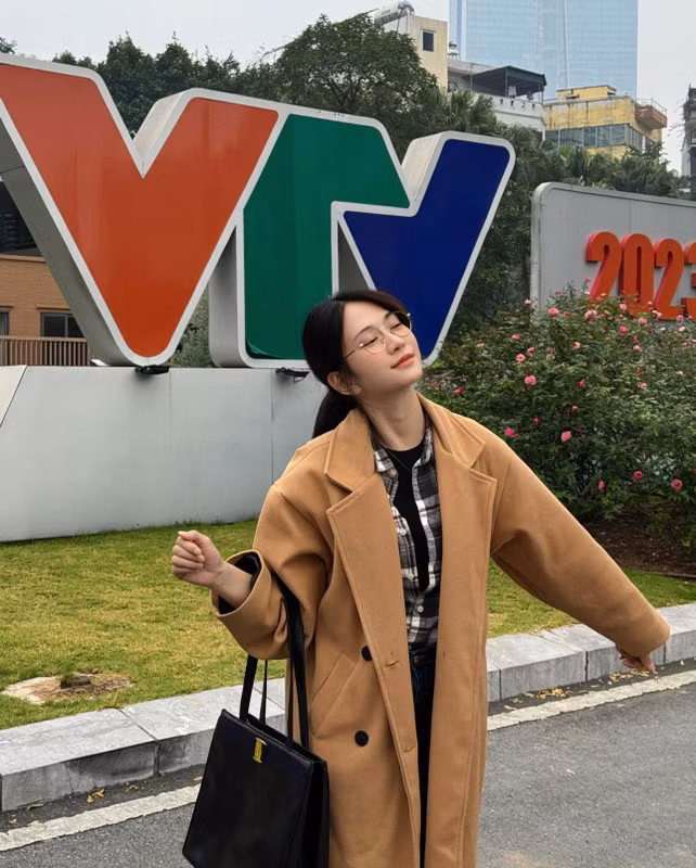 Ngoài lúc đi làm, Lê Bống vẫn diện những trang phục trẻ trung, năng động và có phần màu sắc hơn như áo crop top, sơ mi, quần ống rộng nhưng vẫn kín đáo, không quá hở hang.