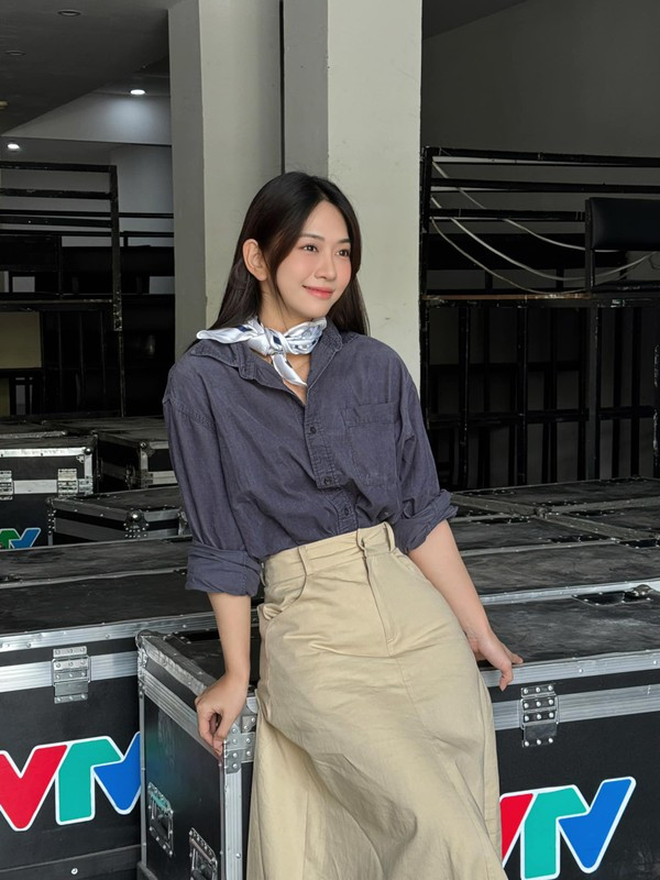 Tuy nhiên trong năm 2023, cư dân mạng nhận thấy hot girl Lê Bống đầy thị phi ngày nào đã có màn "quay xe" ngoạn mục, từ phong cách ăn mặc đến phát ngôn trên MXH.