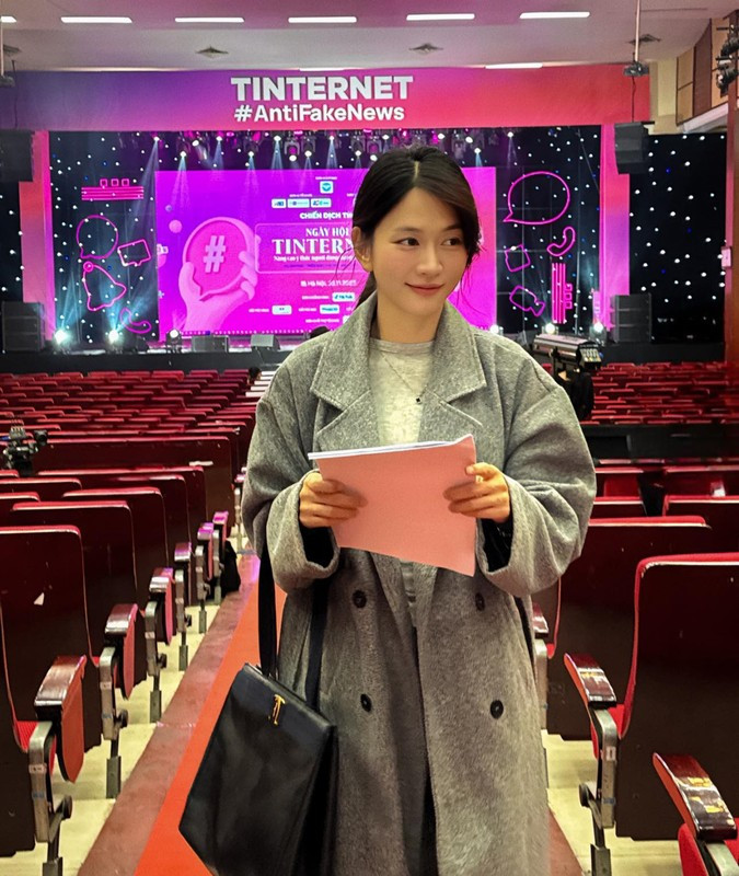 Lê Bống thường diện áo sơ mi nhẹ nhàng, nhã nhặn hoặc những mẫu áo công sở cách điệu phối cùng chân váy dài, chân váy ôm body.