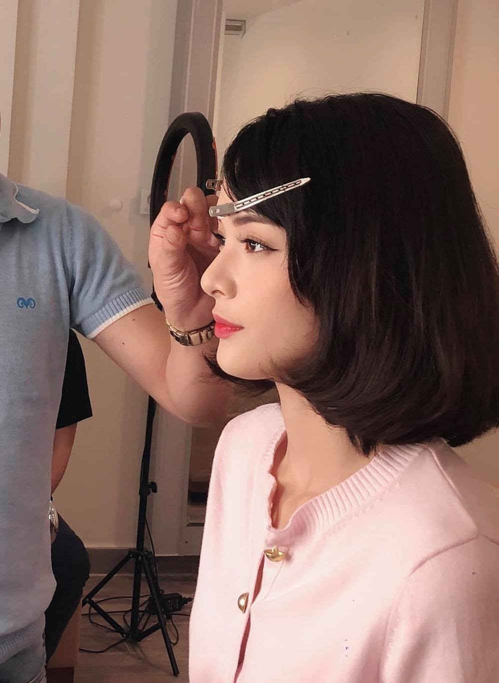 Đặc biệt hiện tại Hạ Vi đang theo đuổi phong cách cá tính hơn hẳn ngày trước, tuy mới lạ nhưng cũng giúp cô trở nên trẻ trung, năng động hơn.