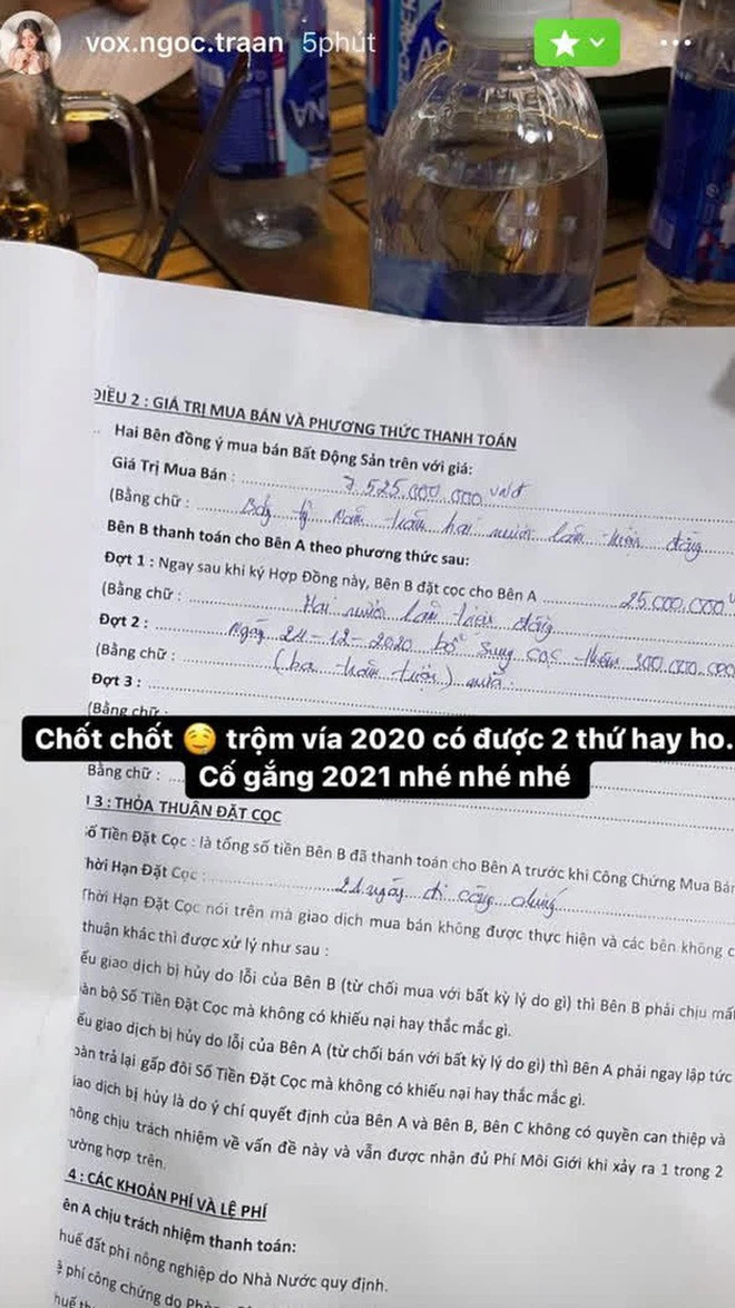 Võ Ngọc Trân không ngại khoe sổ tiết kiệm, đất đai đã tích luỹ được khiến nhiều người phải ngưỡng mộ.