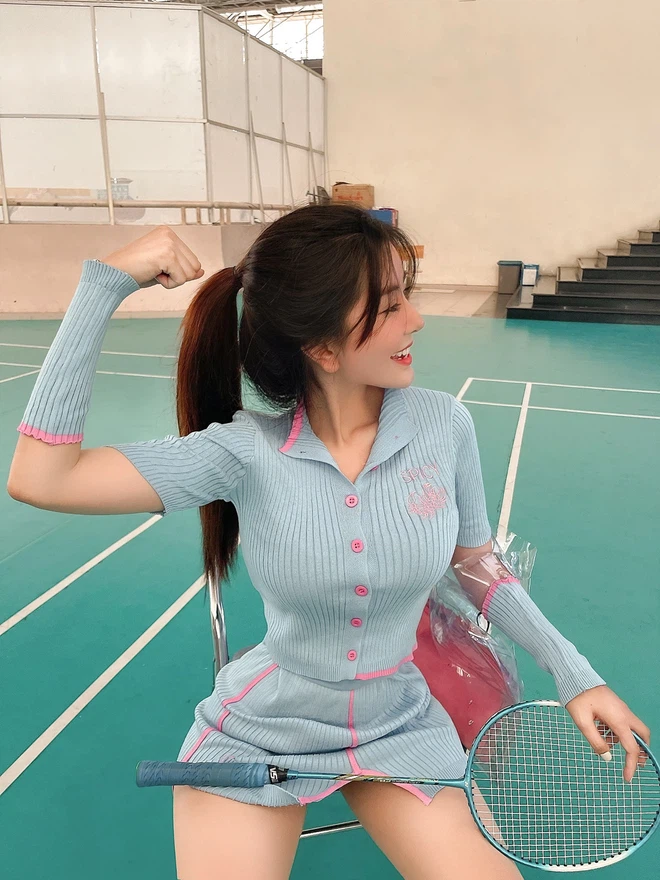 Mới nhất, hot girl Sài thành - Võ Ngọc Trân đăng loạt ảnh ở sân cầu lông và lập tức gặp vấn đề với loạt "cà khịa" của netizen.